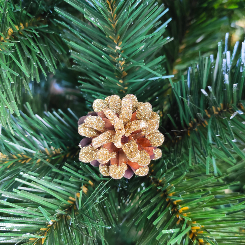 Ялинка штучна Кармен з золотими шишками і перлами 1.50 м